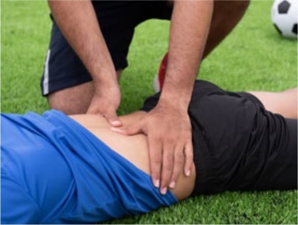 Traitement ostéopathique dans l'urgence du sportif sur le terrain